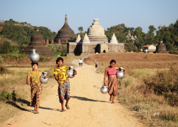 Женщины в Мраук-У, Мьянма – фотографии Мьянмы
