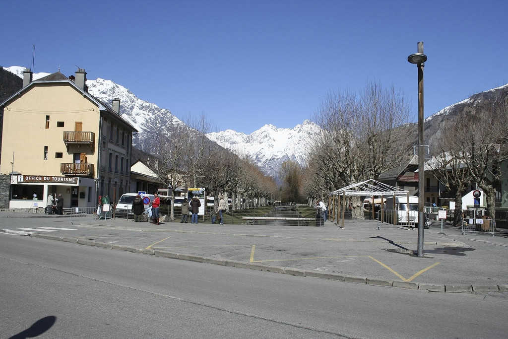 Улица в Серр-Шевалье, Франция – фотографии Франции