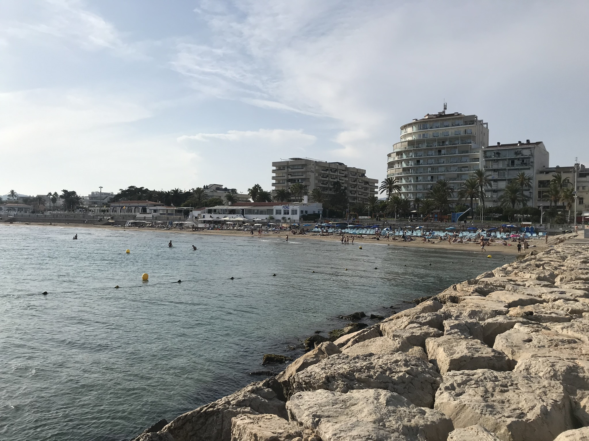 Вид на пляж Platja de Sitges в Ситжесе – фотографии Испании