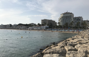 Вид на пляж Platja de Sitges в Ситжесе – фотографии Испании