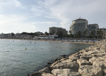 Вид на пляж Platja de Sitges в Ситжесе – фотографии Испании