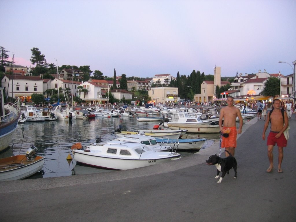 Парни на набережной в Малинске, Хорватия – фотографии Хорватии