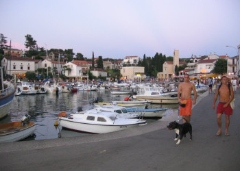 Парни на набережной в Малинске, Хорватия – фотографии Хорватии