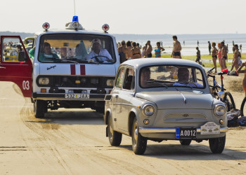 Ретро машины на пляже Юрмалы – фотографии Латвии