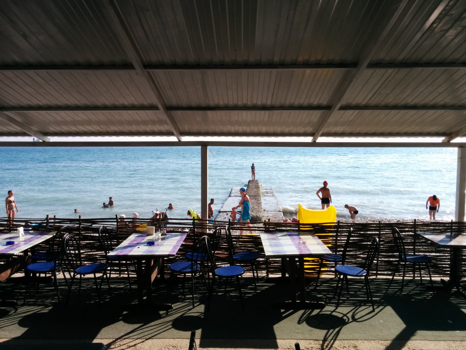 Кафе на пляже Дедеркоя – фотографии России