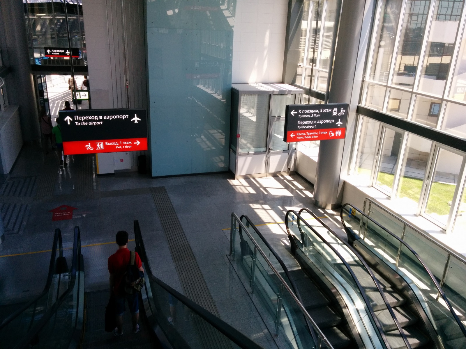 Станция "Аэропорт Сочи", переход в здание аэропорта – фотографии России