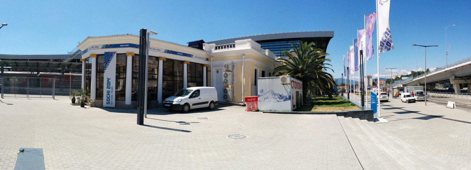 Вокзал Адлера, хорошая столовая - вход в нее возле машины – фотографии России