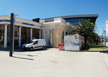 Вокзал Адлера, хорошая столовая - вход в нее возле машины – фотографии России