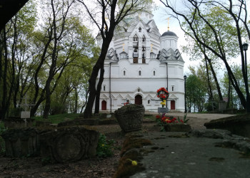 Парк Коломенское в Москве, могилы у церкви – фотографии России
