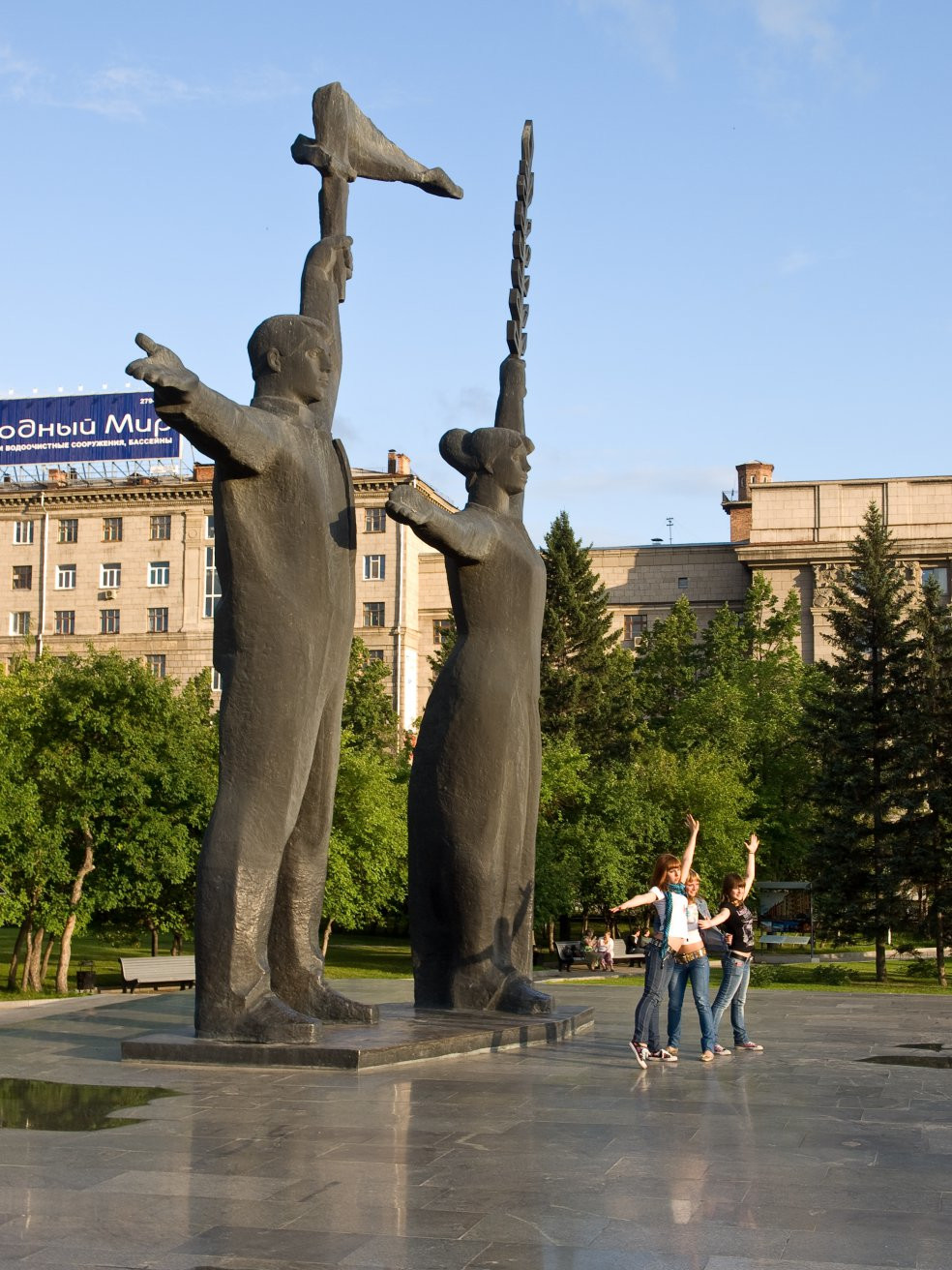 Памятник в Новосибирске, Россия. Фото 1 – фотографии России