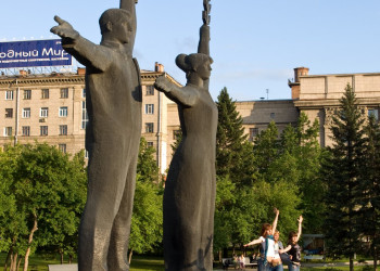 Памятник в Новосибирске, Россия. Фото 1 – фотографии России