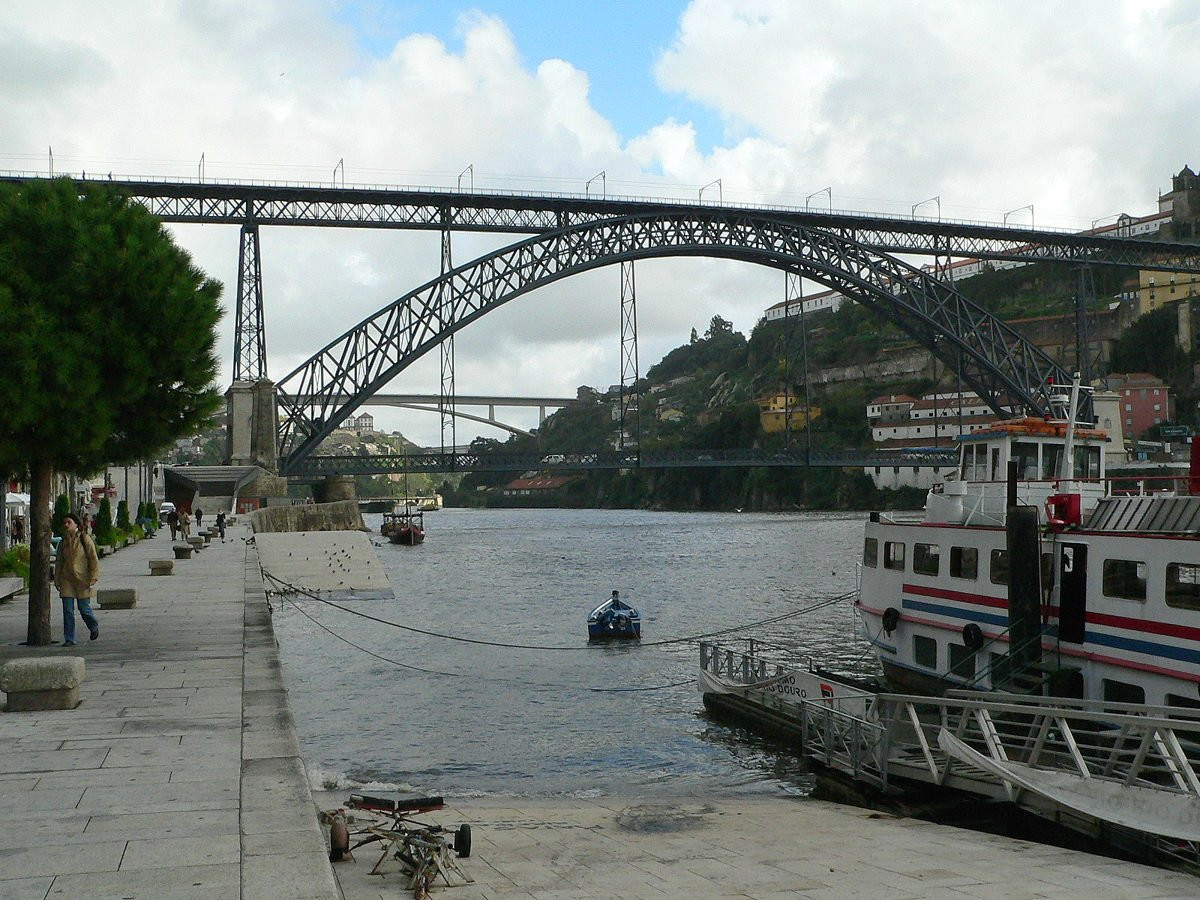 Встречаются люди по-разному В кино, в магазине, в – фотографии Португалии