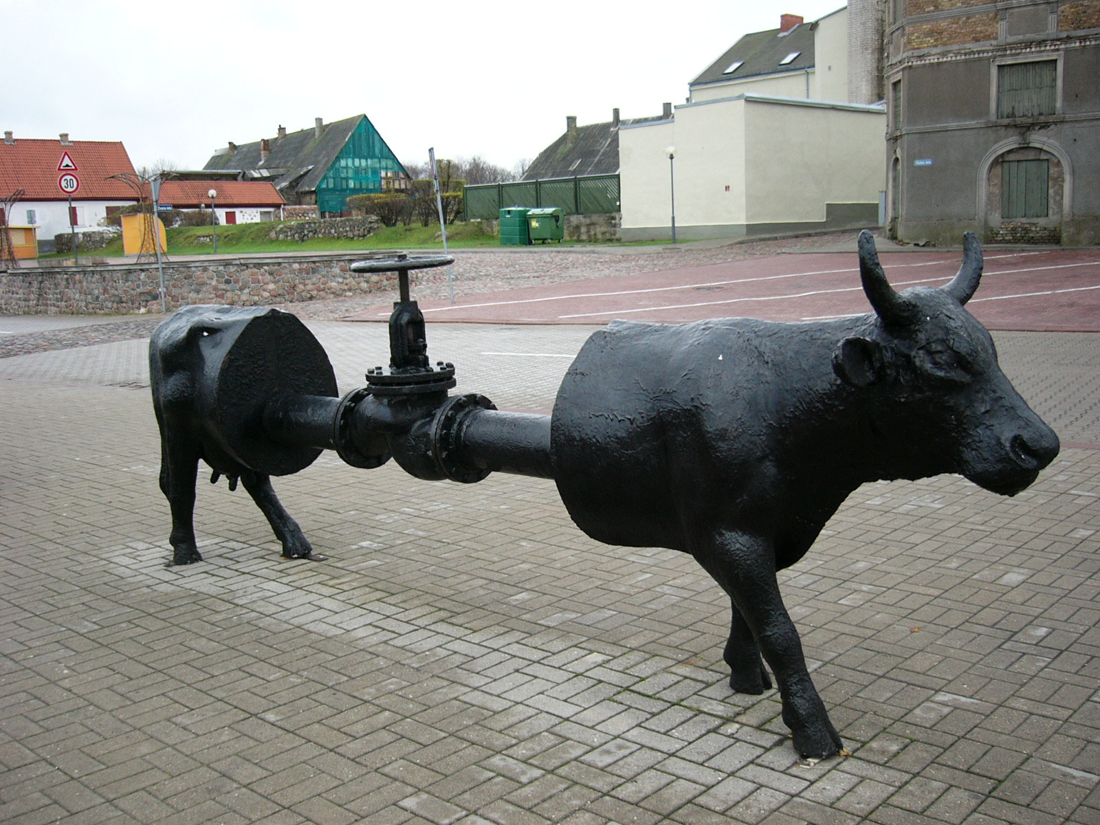 Странная корова в городе Вентспилс – фотографии Латвии