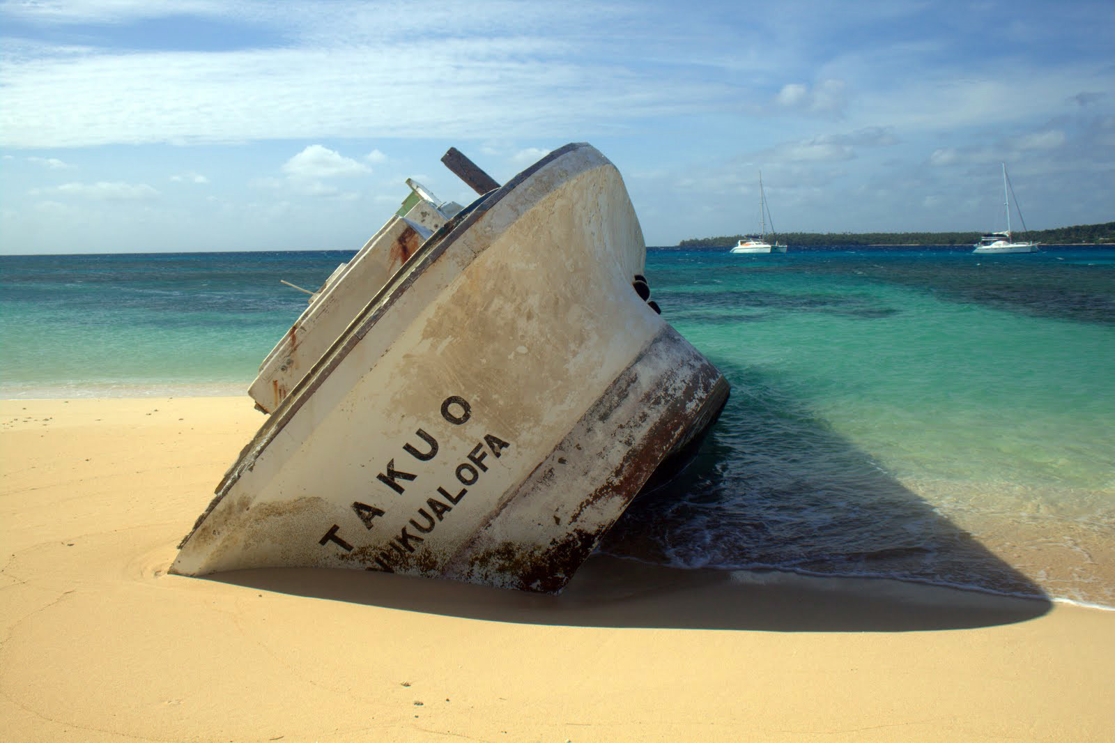 Корабль загорает на пляже Тонги – фотографии Тонги