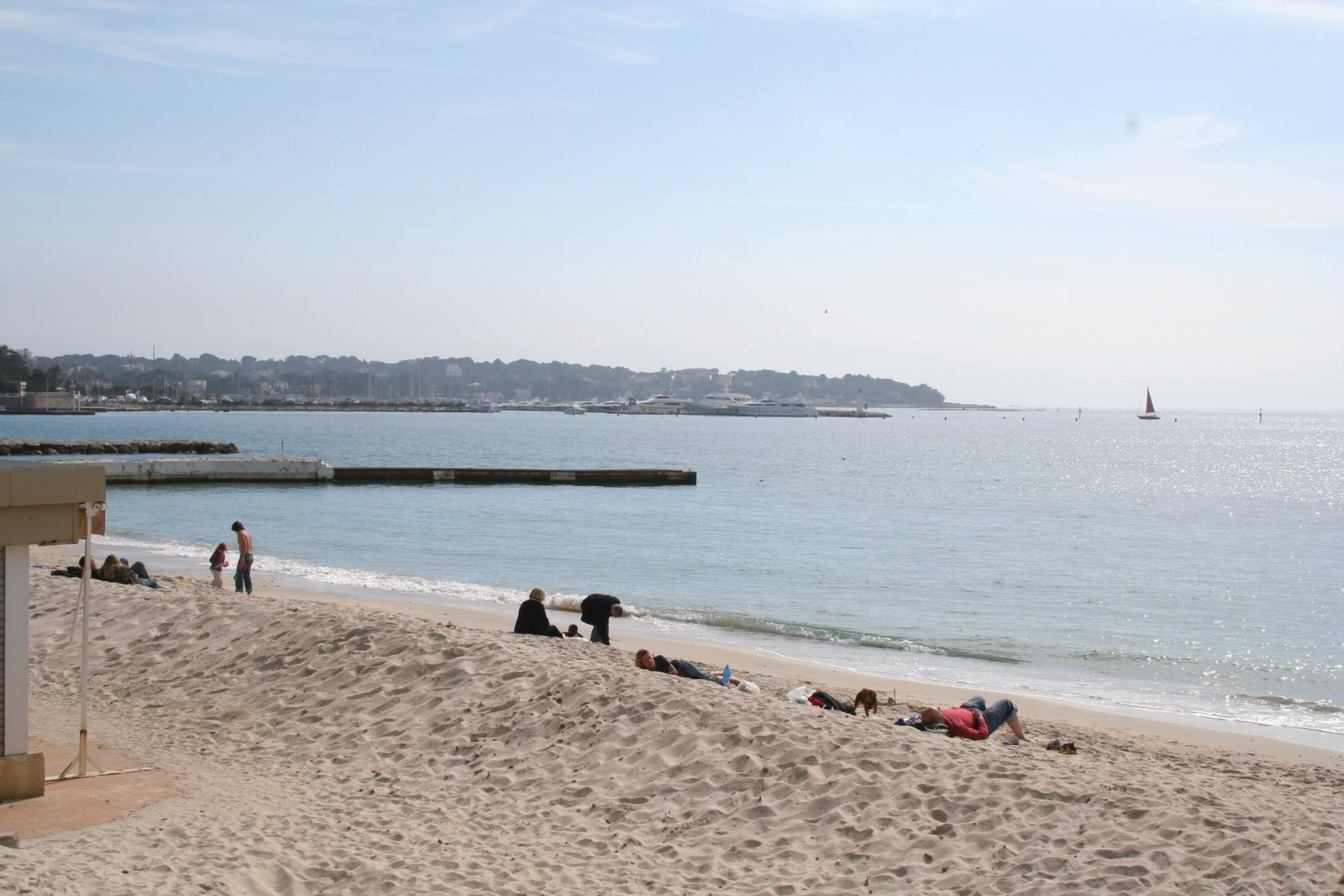 Люди на пляже в Жуан-ле-Пен, Франция – фотографии Франции