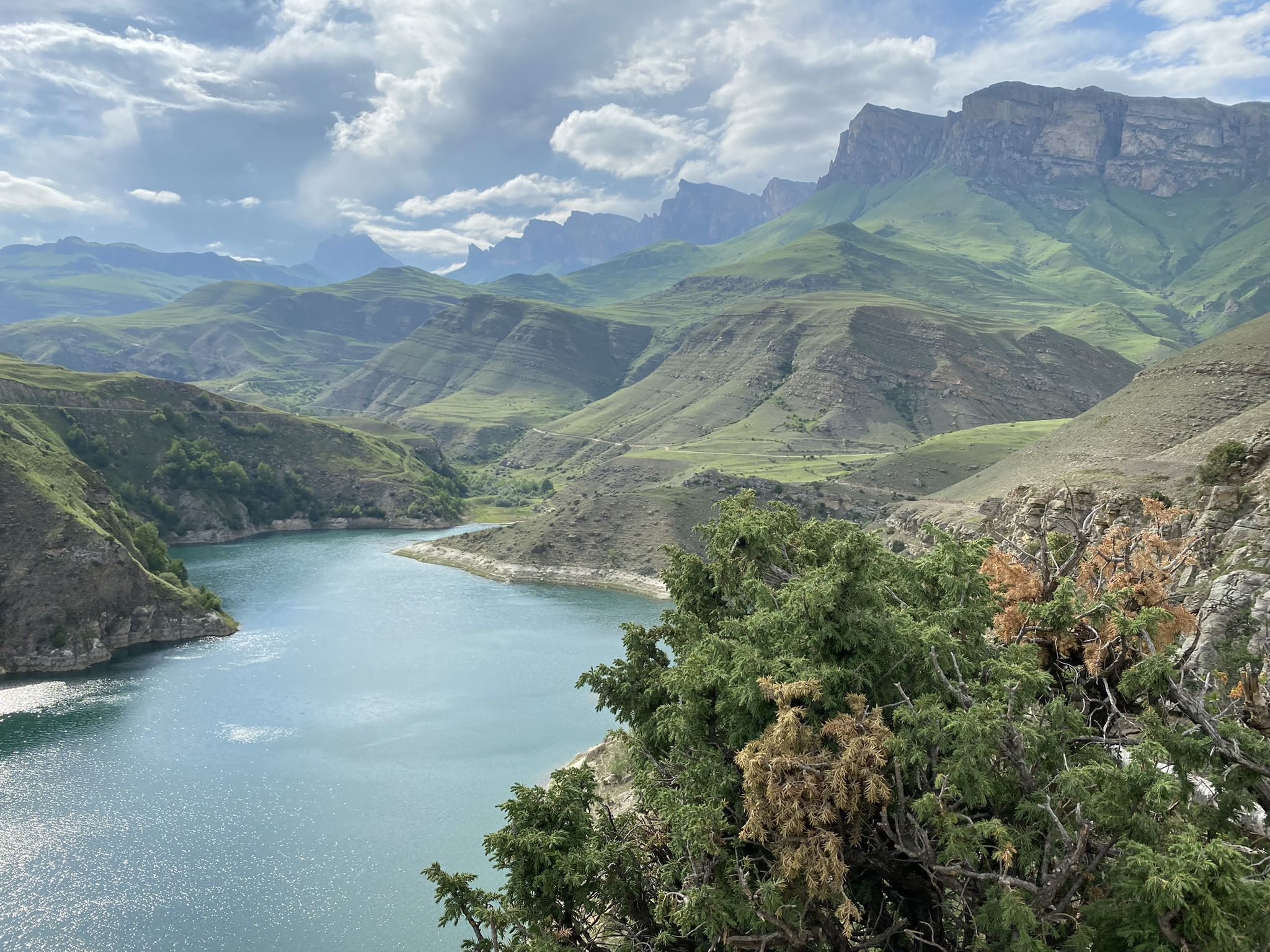 Былымское озеро, вид с верхней смотровой площадки – фотографии России