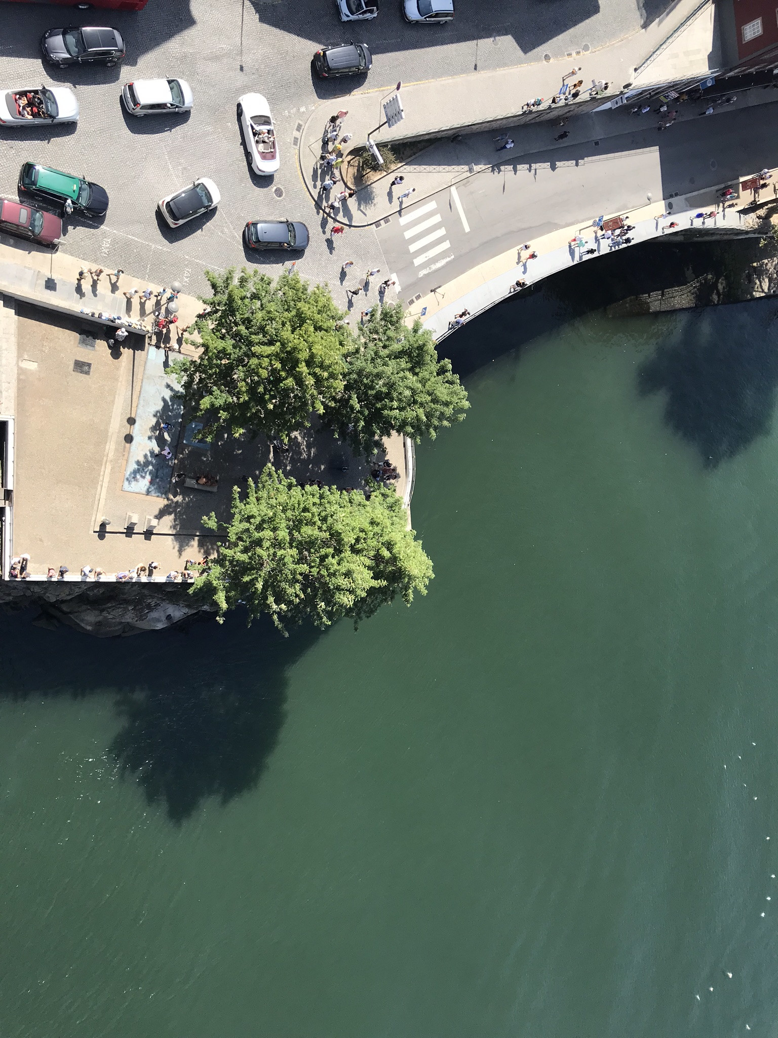 Вид вниз с моста Понти-ди-Дон-Луиш I, Порту – фотографии Португалии