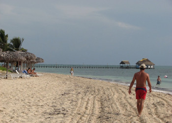 Туристы на пляже в Плайя-Санта-Лусия, Куба. Фото 1 – фотографии Кубы