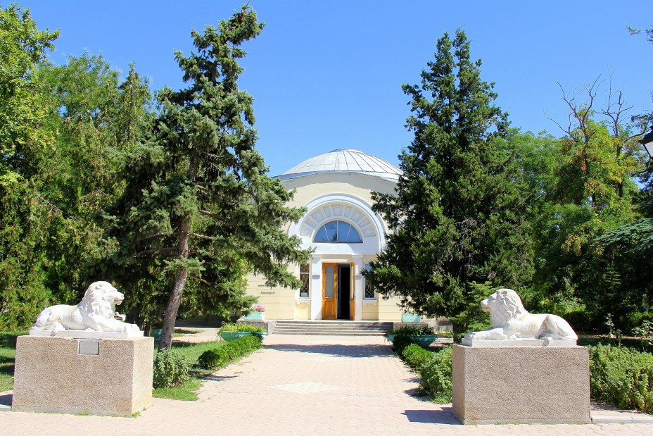 Здание Центральной библиотеки в Евпатории – фотографии России