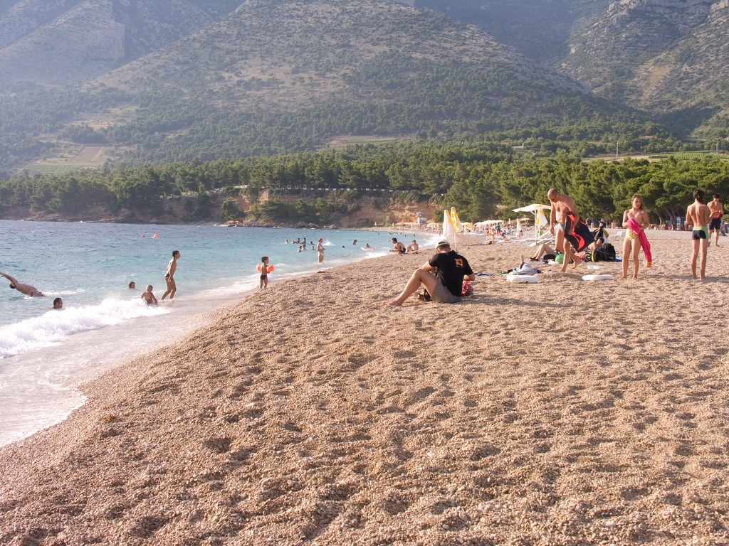 Люди на пляже в Бол, Хорватия. Фото 2 – фотографии Хорватии