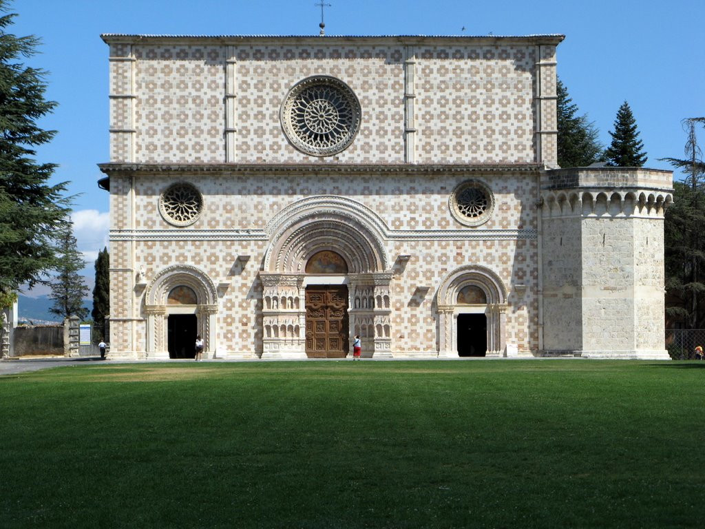 Базилика Святой Марии (Basilica di Santa Maria di Collemaggio) – фотографии Италии