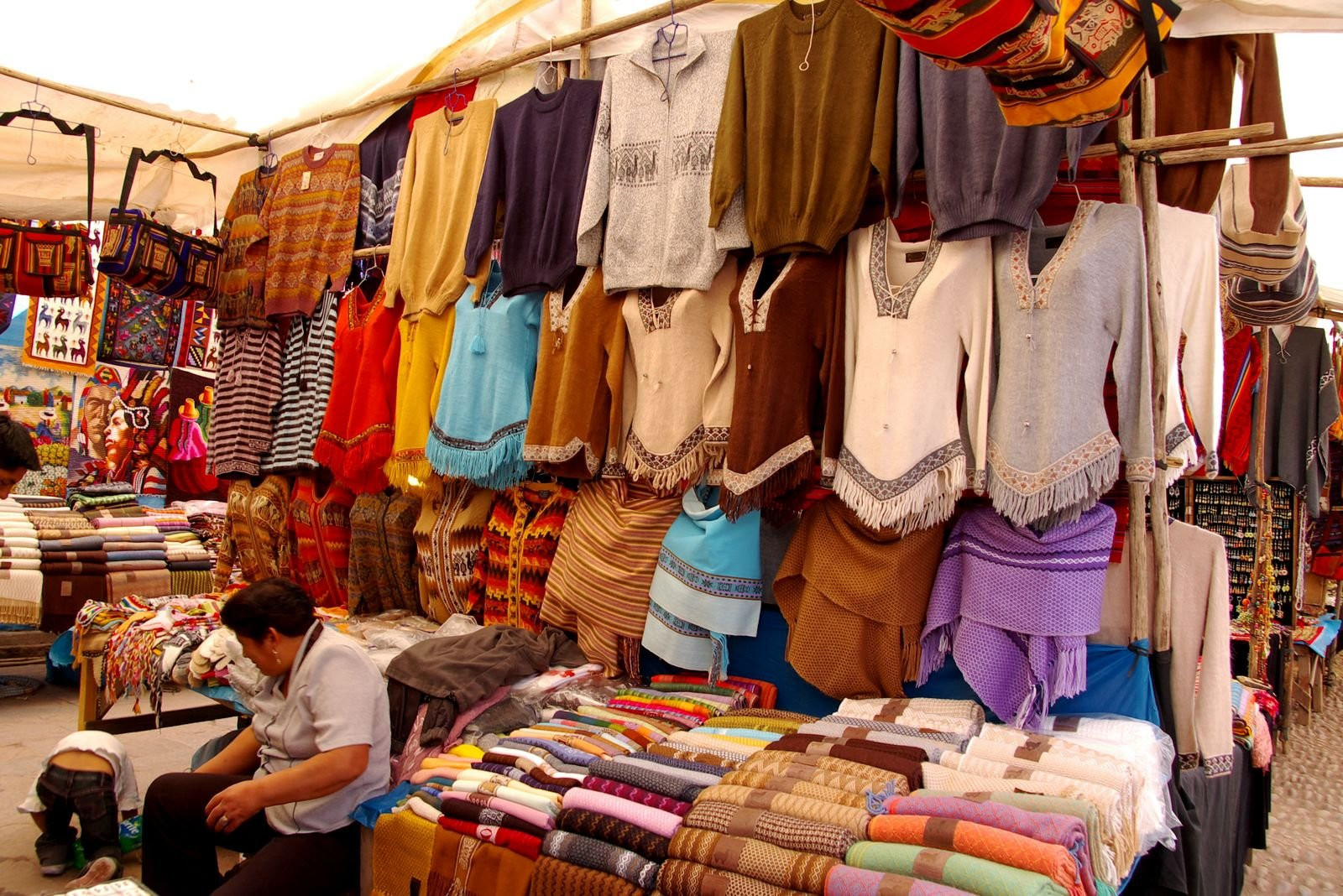 Бутик в городе Писак Священной долины Инков, Перу – фотографии Перу