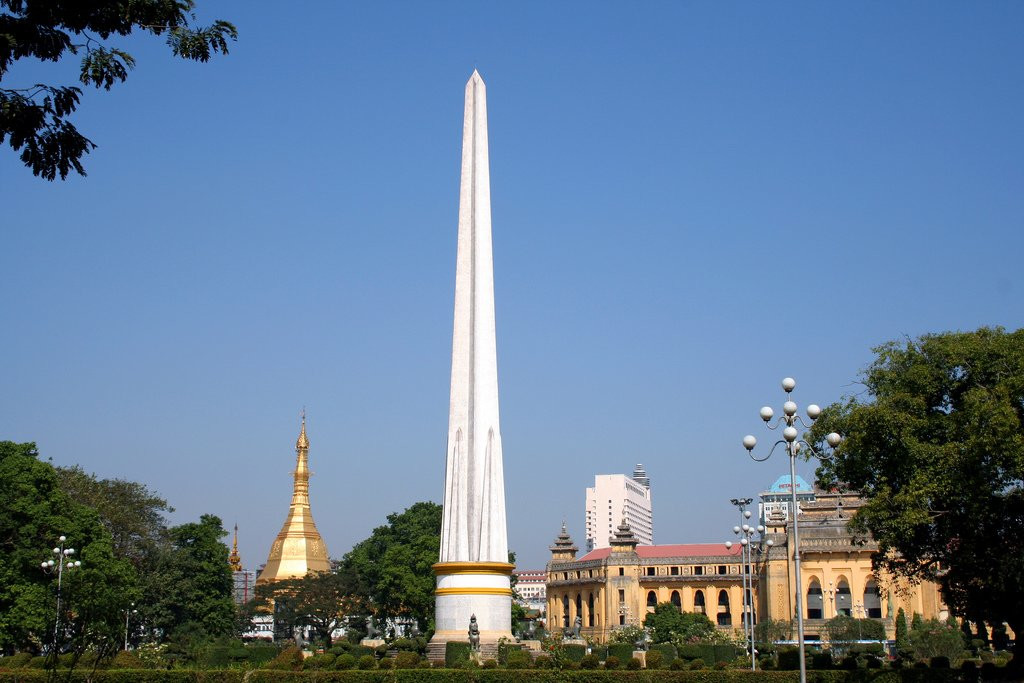 Шпиль в парке Махабандоола – фотографии Мьянмы