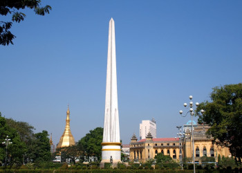 Шпиль в парке Махабандоола  – фотографии Мьянмы