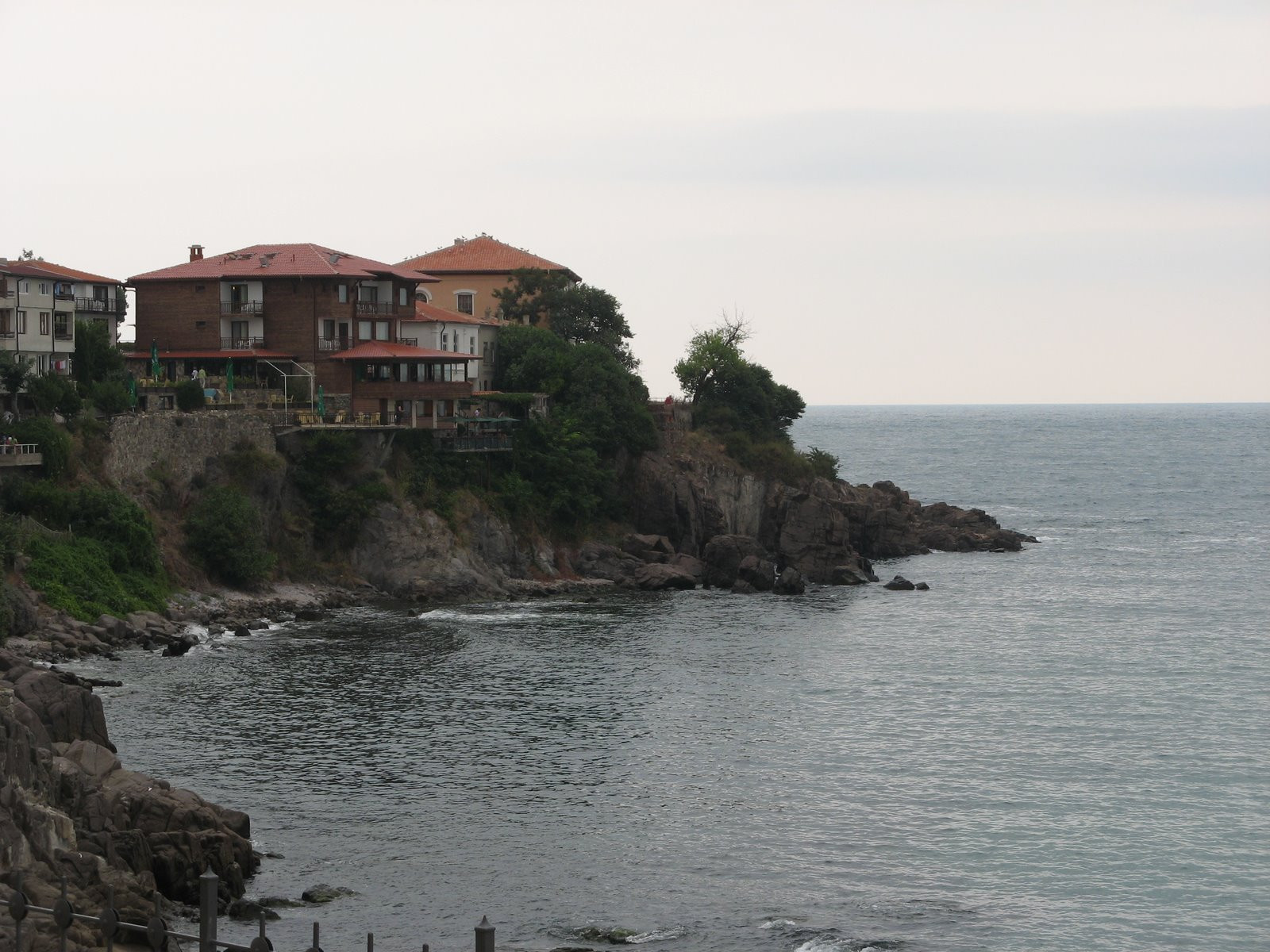 Дома на берегу моря в Созополе, Болгария – фотографии Болгарии