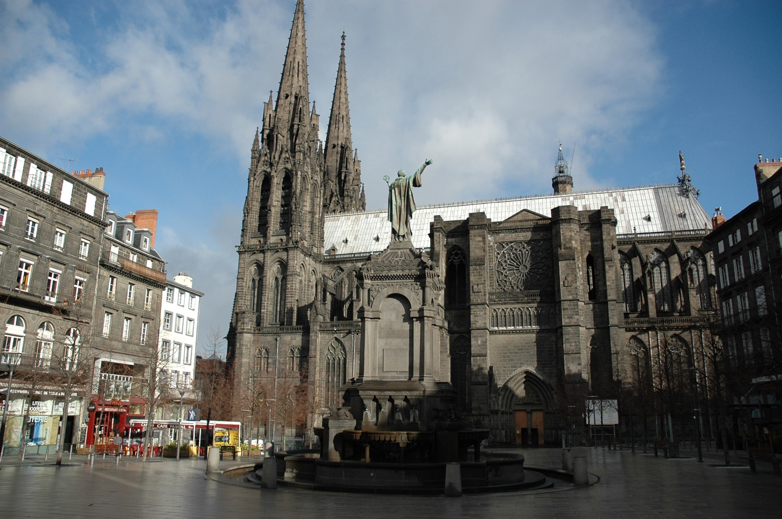 Архитектура в Клермон-Ферран, Франция – фотографии Франции