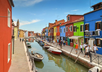 До 1923 года Бурано был некой муниципальной территорией, где у каждой семьи был свой цвет дома – фотографии Италии