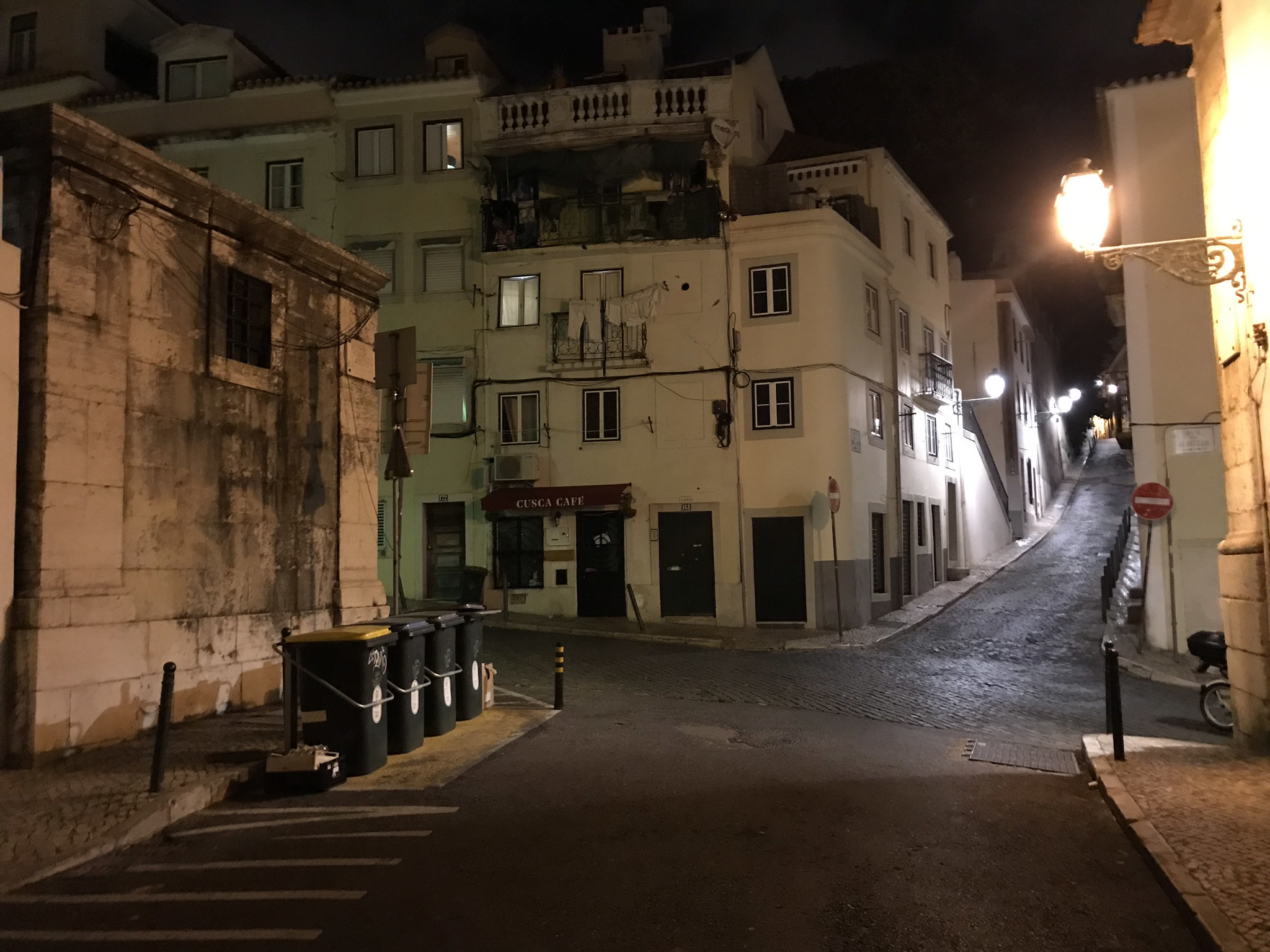 Тихие улочки ночного Лиссабона, Португалия – фотографии Португалии