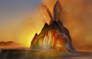 Когда скважина гейзера Флай была заброшена, то образовался конус карбоната кальция в 4 метра – фотографии США