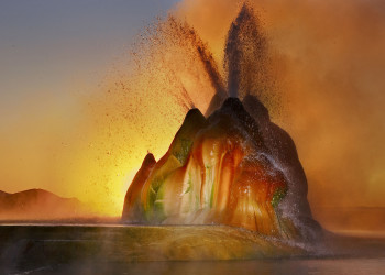 Когда скважина гейзера Флай была заброшена, то образовался конус карбоната кальция в 4 метра – фотографии США