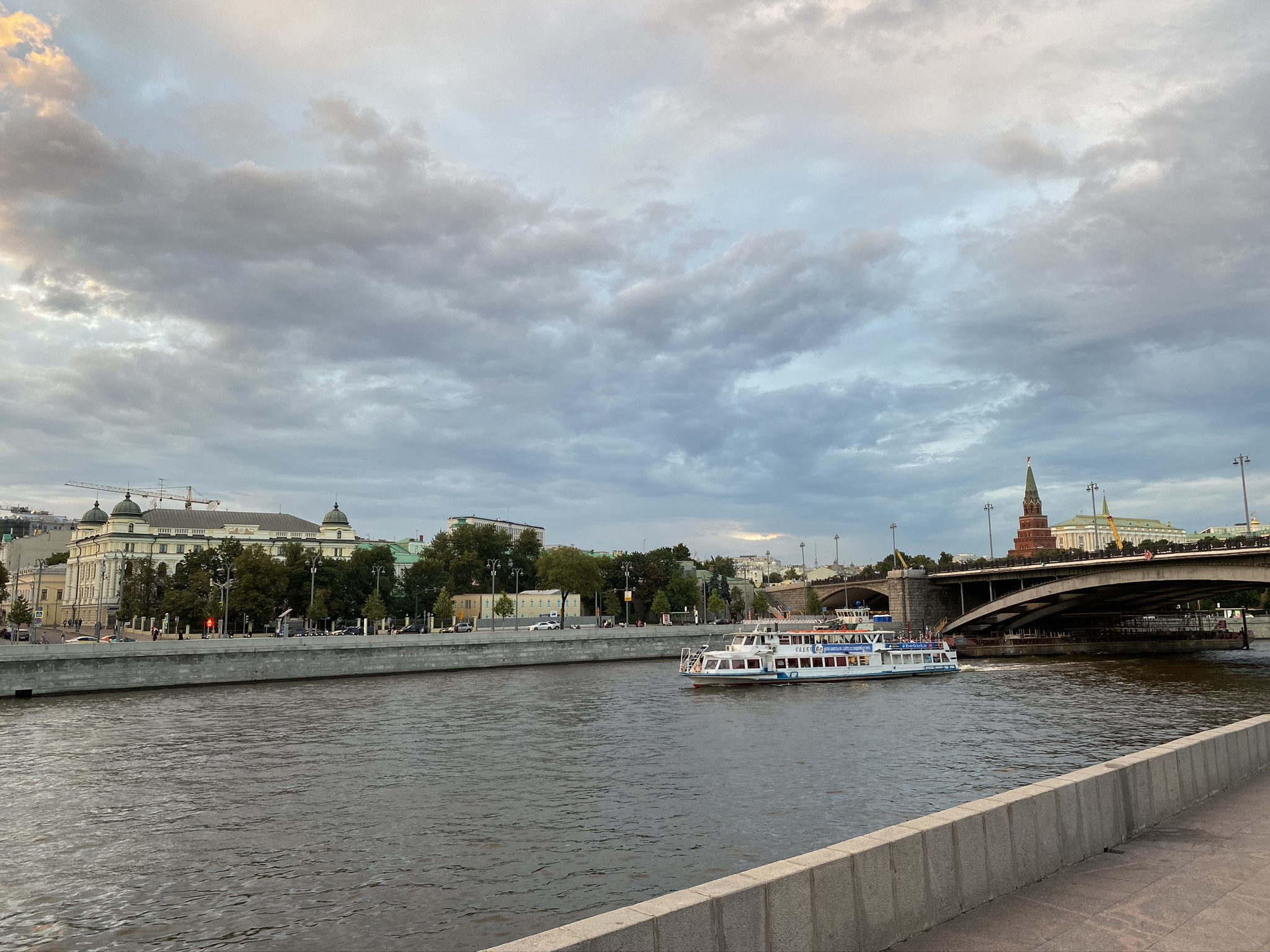 Вид с причала "Большой Каменный Мост" у театра Эстрады – фотографии России