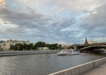 Вид с причала "Большой Каменный Мост" у театра Эстрады – фотографии России