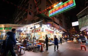 Многогранная жизнь ночного рынка (Temple Street Market), Гонконг, Китай – фотографии Китая