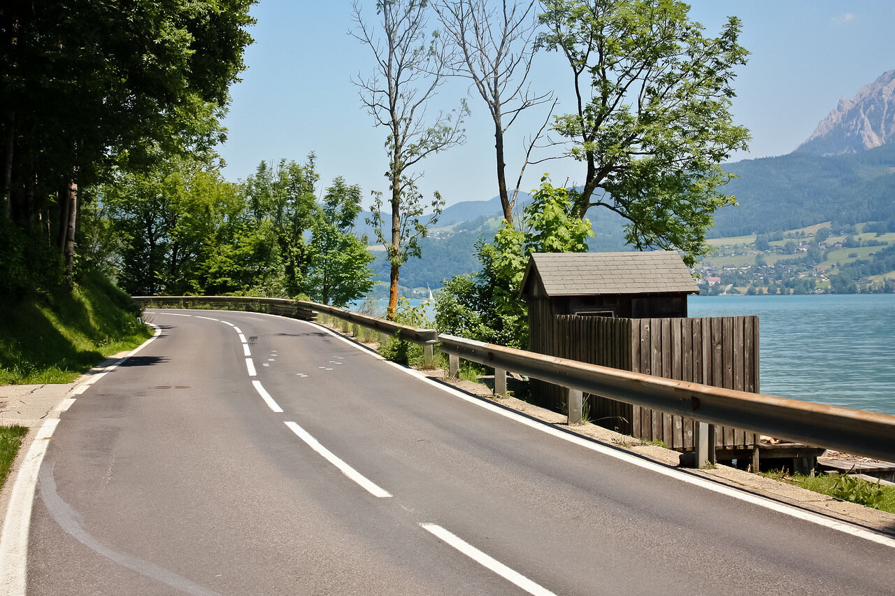 Дорога окруженная природой озера Аттерзее. Австрия – фотографии Австрии