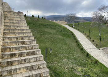 Лестницы на стенах крепости Нарын-кала – фотографии России