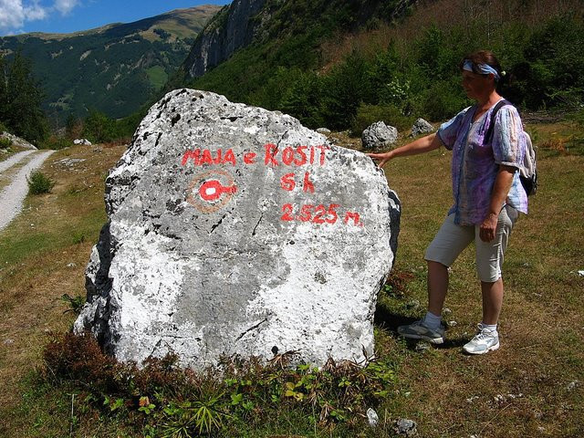 Турист в Проклетие, Черногория – фотографии Черногории