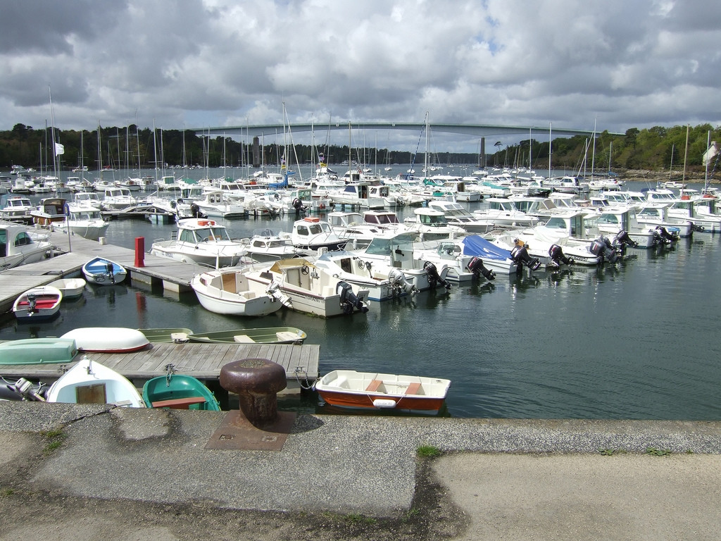 Лодки и парусники у причала в Беноде, Франция. Фото 1 – фотографии Франции