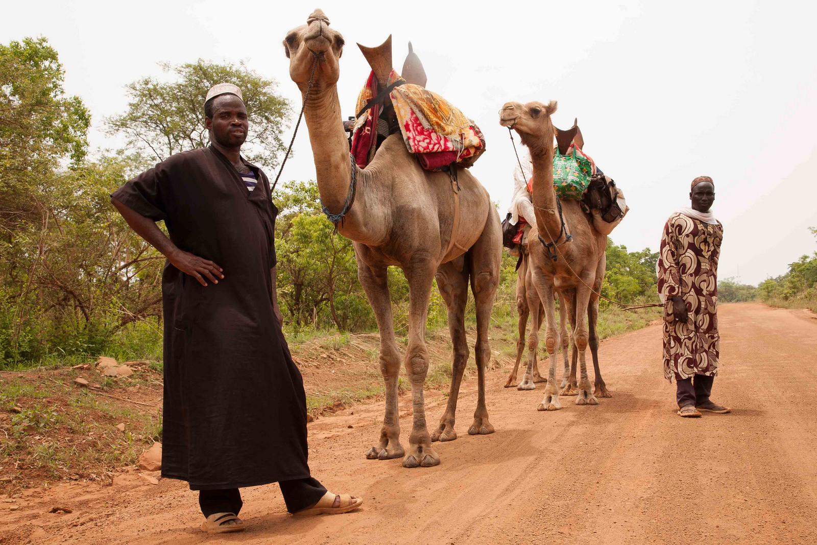 Местные пилигримы в окрестностх деревушки Larabanga – фотографии Ганы