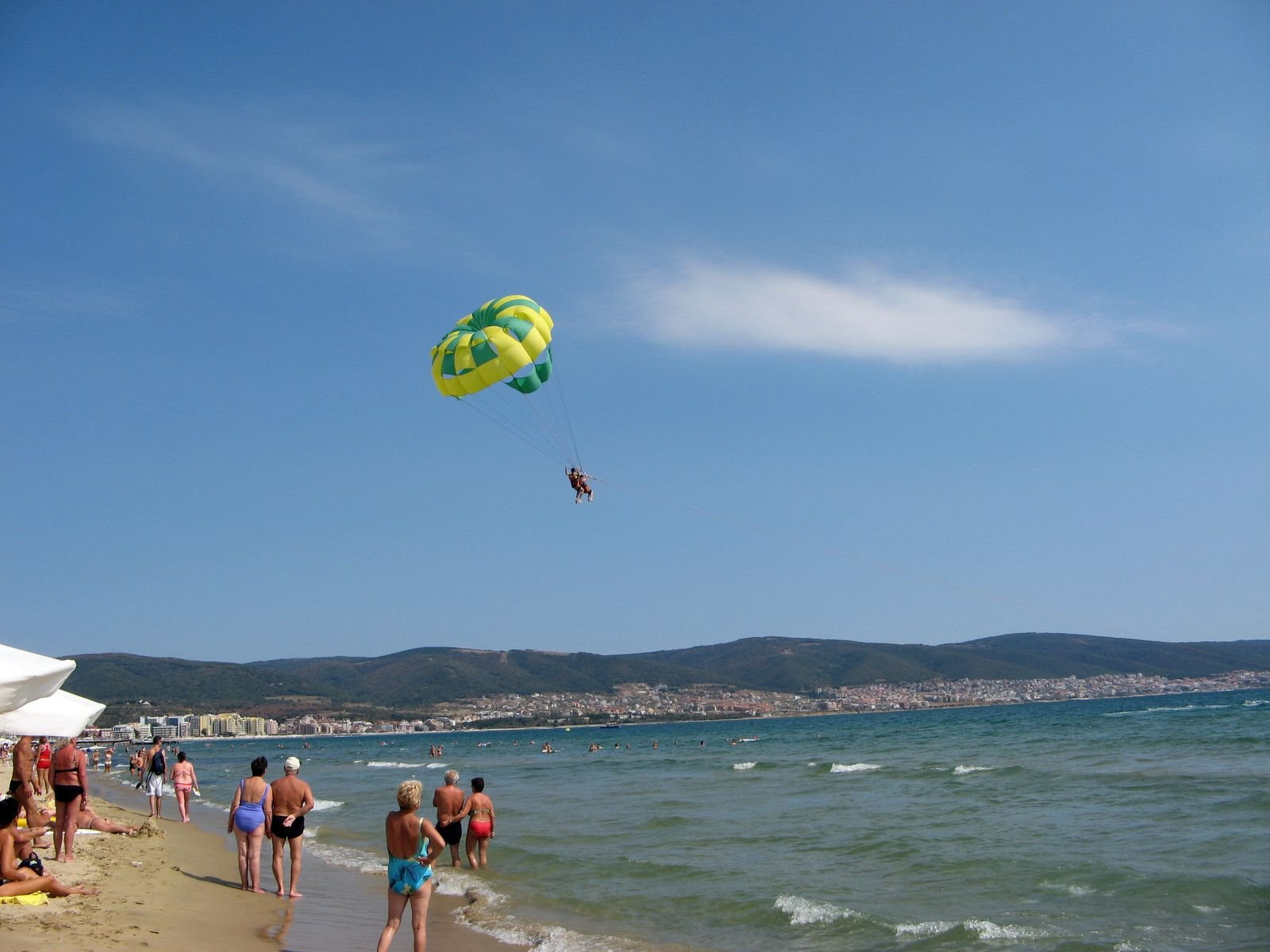 Люди на пляже в Бургасе, Болгария. Фото 1 – фотографии Болгарии