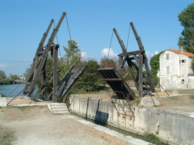 Мост в Арль, Франция – фотографии Франции