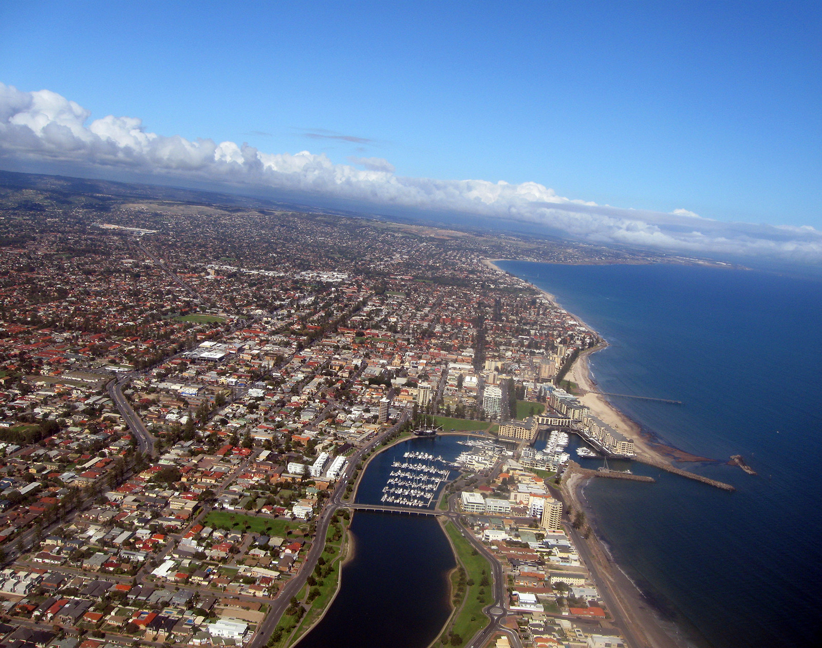 Вид с самолёта на пляж Гленелг, Аделаида, Австралия – фотографии Австралии