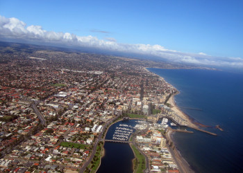 Вид с самолёта на пляж Гленелг, Аделаида, Австралия – фотографии Австралии