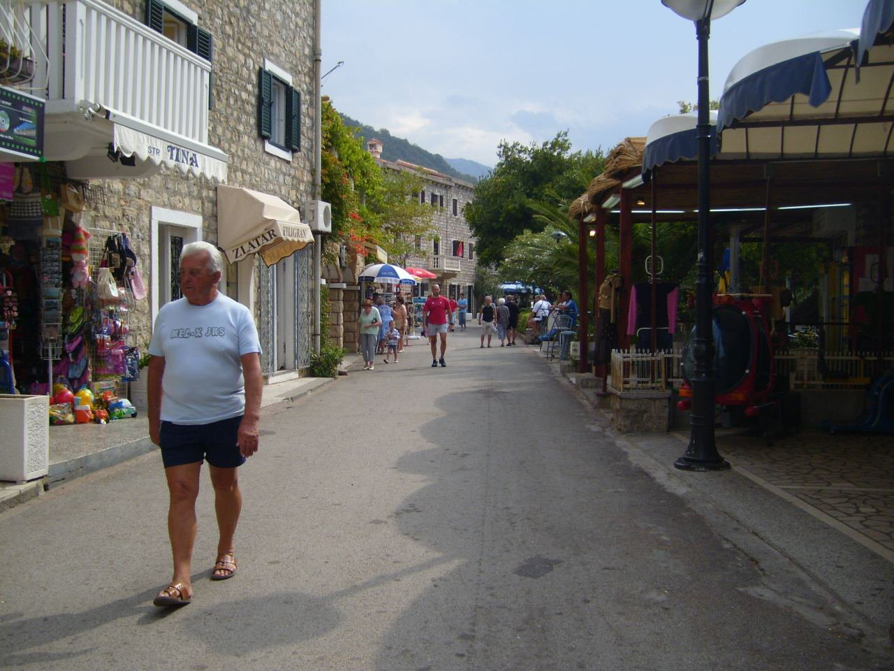 Улица в Петровац, Черногория. Фото 9 – фотографии Черногории