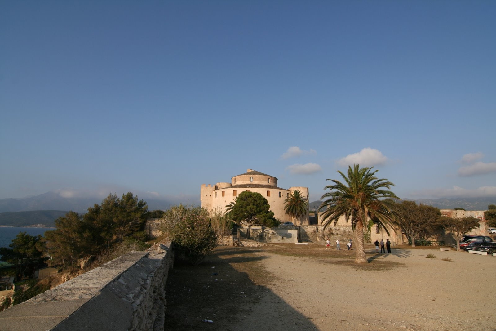 Достопримечательность в Сен-Флоране, Франция. Фото 1 – фотографии Франции