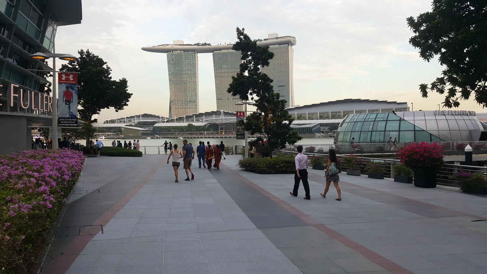 Вид из Downtown на Marina Sands Bay – фотографии Сингапура