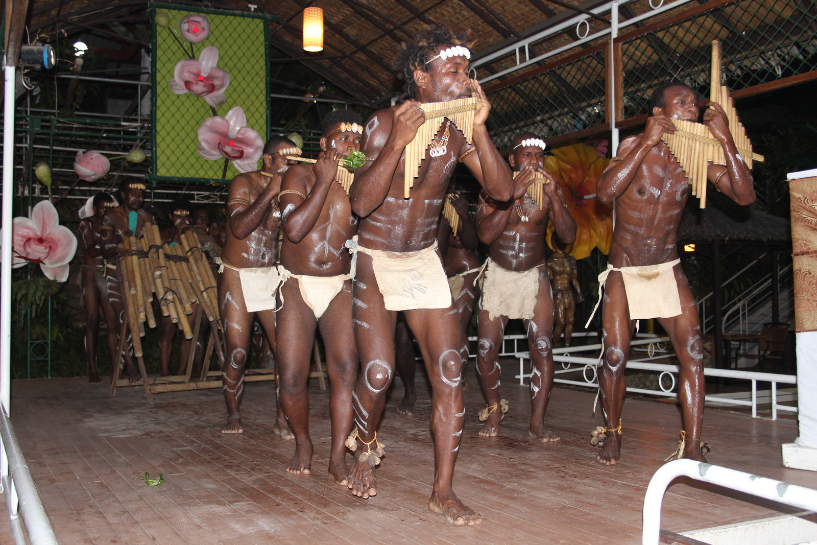 Танцульки для туристов на Соломоновых Островах – фотографии Соломоновых Островов
